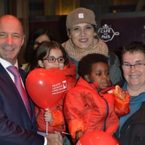 Exclusif - Inès de la Fressange est la marraine de l'opération "Les goûters du coeur" pour Mécénat Chirurgie Cardiaque au Café de la Paix à Paris le 8 décembre 2015. Inès de la Fressange retrouve Christophe Laure, Directeur Général de l'Intercontinental Paris, pour le goûter inaugural.