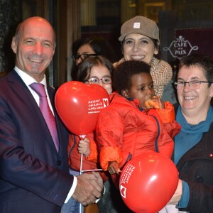 Exclusif - Inès de la Fressange est la marraine de l'opération "Les goûters du coeur" pour Mécénat Chirurgie Cardiaque au Café de la Paix à Paris le 8 décembre 2015. Inès de la Fressange retrouve Christophe Laure, Directeur Général de l'Intercontinental Paris, pour le goûter inaugural.