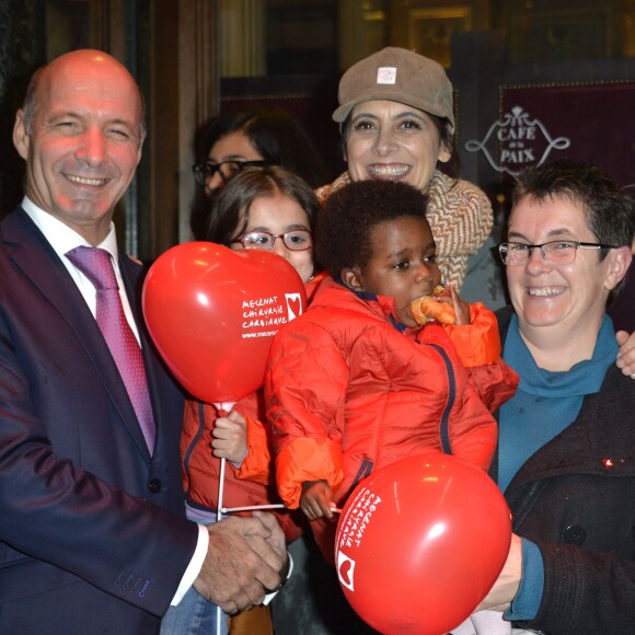 Exclusif - Inès de la Fressange est la marraine de l'opération "Les goûters du coeur" pour Mécénat Chirurgie Cardiaque au Café de la Paix à Paris le 8 décembre 2015. Inès de la Fressange retrouve Christophe Laure, Directeur Général de l'Intercontinental Paris, pour le goûter inaugural.