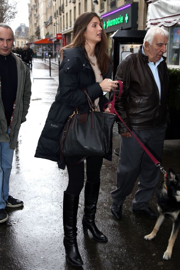 Annabelle Belmondo, la petite-fille de Jean-Paul Belmondo dans les rues de Paris, le 9 avril 2013. Elle est accompagnée de Charles Gérard.