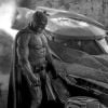 Ben Affleck dans son costume de Batman, très musclé.