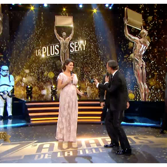 Karine Ferri enceinte dans l'émission Les Z'awards de la télé sur TF1. Le 11 décembre 2015.