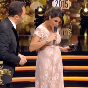 Karine Ferri, enceinte et magnifique dans l'émission Les Z'awards de la télé sur TF1. Le 11 décembre 2015.