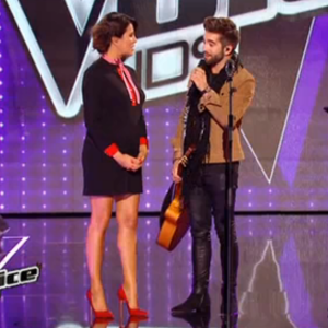 L'animatrice Karine Ferri, enceinte et radieuse, lors de la finale de The Voice Kids 2, vendredi 23 octobre sur TF1.