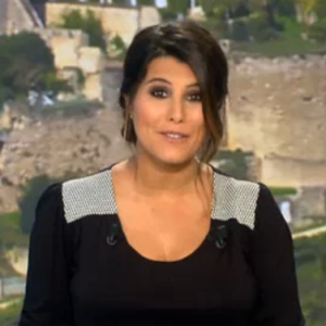 Karine Ferri affiche son ventre de plus en plus arrondi lors du tirage du Loto sur TF1. Le 19 octobre 2015.