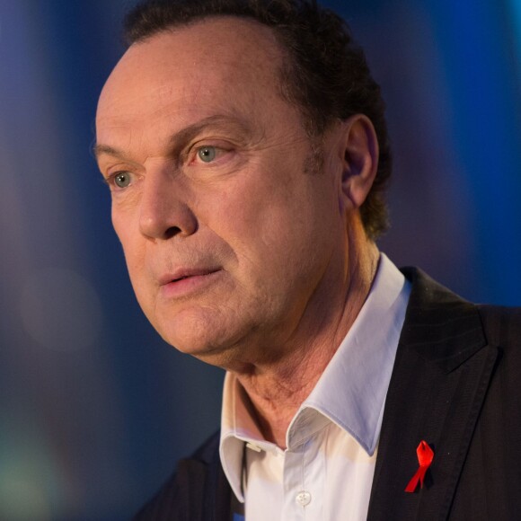 Exclusif - L'animateur Julien Lepers - Backstage de l'enregistrement de l'émission "La télé chante pour le Sidaction" aux Folies Bergère à Paris. Le 11 mars 2015.