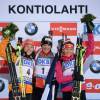 Marie Dorin entourée de l'Allemande Laura Dahlmeier et la Polonaise Weronika Nowakowska-Ziemniak après sa victoire aux 10 km poursuite femmes lors des mondiaux de biathlon à Kontiolahti, le 8 mars 2015