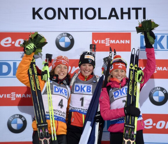 Marie Dorin entourée de l'Allemande Laura Dahlmeier et la Polonaise Weronika Nowakowska-Ziemniak après sa victoire aux 10 km poursuite femmes lors des mondiaux de biathlon à Kontiolahti, le 8 mars 2015