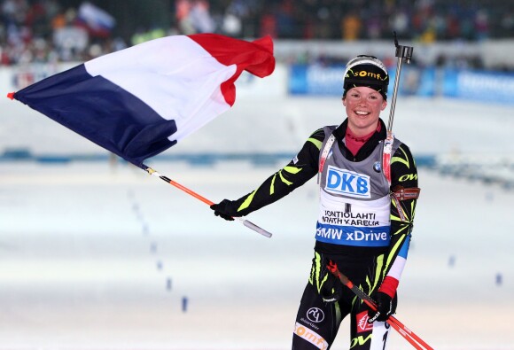 Marie Dorin-Habert après sa victoire aux 10 km poursuite femmes lors des mondiaux de biathlon à Kontiolahti, le 8 mars 2015