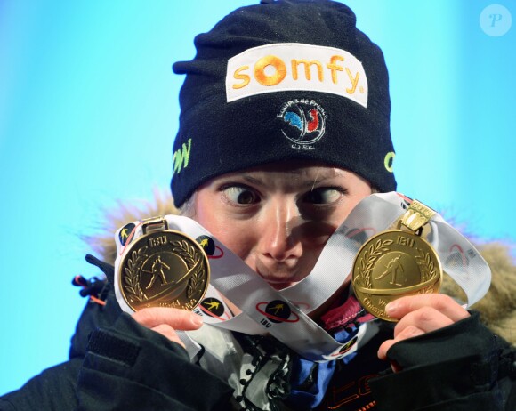 Marie Dorin et ses deux médailles de championne du monde aux Championnats du monde de Kontiolahti, le 8 mars 2015