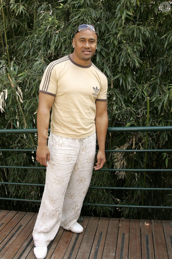 Jonah Lomu poses au Village Roland-Garros des Internationaux de France à Paris le 28 mai 2006