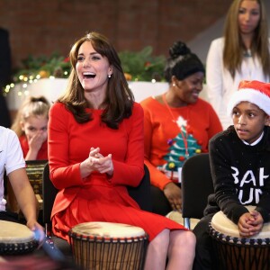 Kate Middleton, duchesse de Cambridge, vêtue d'une robe Alexander McQueen, a participé le 15 décembre 2015 à la fête de Noël de l'école du Anna Freud Centre, un établissement du nord de Londres qui prend en charge les enfants présentant des troubles du comportement et soutient leurs familles. Elle a notamment pris part à un atelier collage et un cours de percussions !