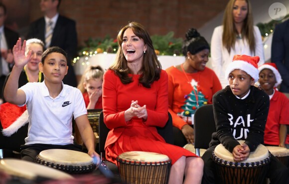 Kate Middleton, duchesse de Cambridge, vêtue d'une robe Alexander McQueen, a participé le 15 décembre 2015 à la fête de Noël de l'école du Anna Freud Centre, un établissement du nord de Londres qui prend en charge les enfants présentant des troubles du comportement et soutient leurs familles. Elle a notamment pris part à un atelier collage et un cours de percussions !