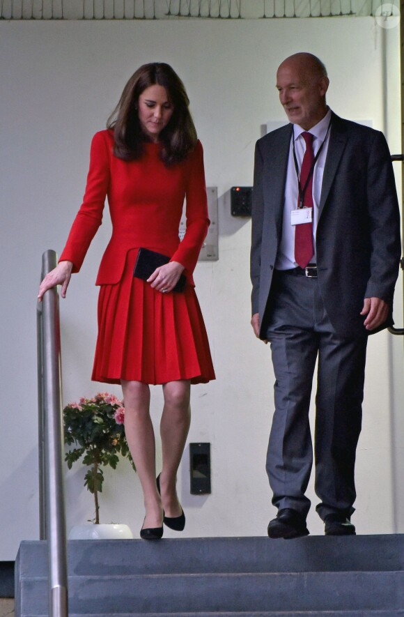 Kate Middleton, duchesse de Cambridge, vêtue d'une robe Alexander McQueen, a participé le 15 décembre 2015 à la fête de Noël de l'école du Anna Freud Centre, un établissement du nord de Londres qui prend en charge les enfants présentant des troubles du comportement et soutient leurs familles. Elle a notamment pris part à un atelier collage et un cours de percussions !