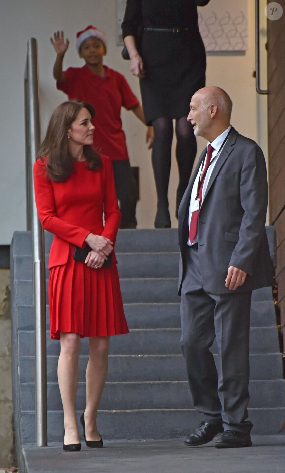 Kate Middleton, duchesse de Cambridge, vêtue d'une robe Alexander McQueen, a participé le 15 décembre 2015 à la fête de Noël de l'école du Anna Freud Centre, un établissement du nord de Londres qui prend en charge les enfants présentant des troubles du comportement et soutient leurs familles. Elle a notamment pris part à un atelier collage et un cours de percussions !