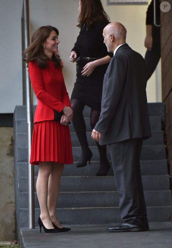 Kate Middleton, duchesse de Cambridge, vêtue d'une robe Alexander McQueen, a participé le 15 décembre 2015 à la fête de Noël de l'école du Anna Freud Centre, un établissement du nord de Londres qui prend en charge les enfants présentant des troubles du comportement et soutient leurs familles. Elle a notamment pris part à un atelier collage et un cours de percussions !