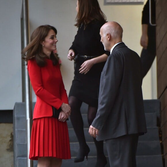 Kate Middleton, duchesse de Cambridge, vêtue d'une robe Alexander McQueen, a participé le 15 décembre 2015 à la fête de Noël de l'école du Anna Freud Centre, un établissement du nord de Londres qui prend en charge les enfants présentant des troubles du comportement et soutient leurs familles. Elle a notamment pris part à un atelier collage et un cours de percussions !