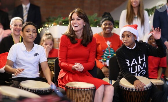 Kate Middleton, duchesse de Cambridge, vêtue d'une robe Alexander McQueen, a participé le 15 décembre 2015 à la fête de Noël de l'école du Anna Freud Centre, un établissement du nord de Londres qui prend en charge les enfants présentant des troubles du comportement et soutient leurs familles. Elle a notamment pris part à un atelier collage et un cours de percussions !