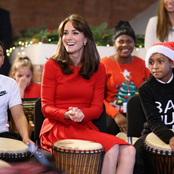 Kate Middleton, duchesse de Cambridge, vêtue d'une robe Alexander McQueen, a participé le 15 décembre 2015 à la fête de Noël de l'école du Anna Freud Centre, un établissement du nord de Londres qui prend en charge les enfants présentant des troubles du comportement et soutient leurs familles. Elle a notamment pris part à un atelier collage et un cours de percussions !