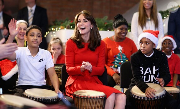 Kate Middleton, duchesse de Cambridge, vêtue d'une robe Alexander McQueen, a participé le 15 décembre 2015 à la fête de Noël de l'école du Anna Freud Centre, un établissement du nord de Londres qui prend en charge les enfants présentant des troubles du comportement et soutient leurs familles. Elle a notamment pris part à un atelier collage et un cours de percussions !