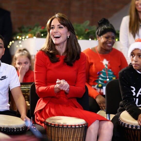 Kate Middleton, duchesse de Cambridge, vêtue d'une robe Alexander McQueen, a participé le 15 décembre 2015 à la fête de Noël de l'école du Anna Freud Centre, un établissement du nord de Londres qui prend en charge les enfants présentant des troubles du comportement et soutient leurs familles. Elle a notamment pris part à un atelier collage et un cours de percussions !