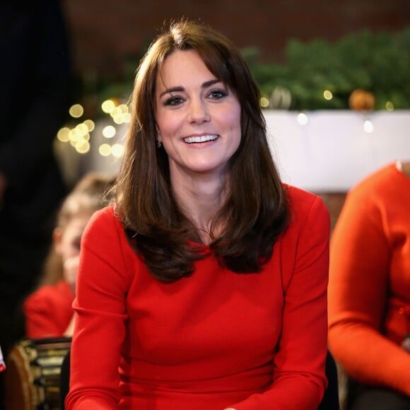 Kate Middleton, duchesse de Cambridge, vêtue d'une robe Alexander McQueen, a participé le 15 décembre 2015 à la fête de Noël de l'école du Anna Freud Centre, un établissement du nord de Londres qui prend en charge les enfants présentant des troubles du comportement et soutient leurs familles. Elle a notamment pris part à un atelier collage et un cours de percussions !