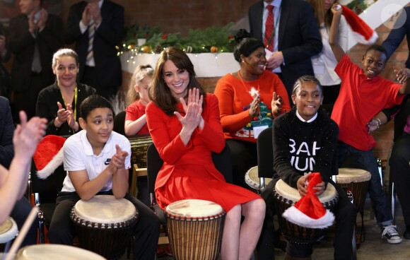 Kate Middleton, duchesse de Cambridge, vêtue d'une robe Alexander McQueen, a participé le 15 décembre 2015 à la fête de Noël de l'école du Anna Freud Centre, un établissement du nord de Londres qui prend en charge les enfants présentant des troubles du comportement et soutient leurs familles. Elle a notamment pris part à un atelier collage et un cours de percussions !