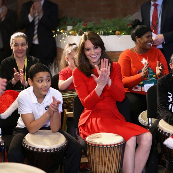 Kate Middleton, duchesse de Cambridge, vêtue d'une robe Alexander McQueen, a participé le 15 décembre 2015 à la fête de Noël de l'école du Anna Freud Centre, un établissement du nord de Londres qui prend en charge les enfants présentant des troubles du comportement et soutient leurs familles. Elle a notamment pris part à un atelier collage et un cours de percussions !