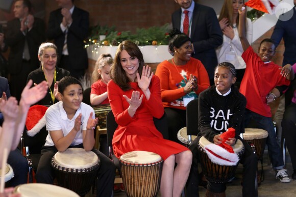 Kate Middleton, duchesse de Cambridge, vêtue d'une robe Alexander McQueen, a participé le 15 décembre 2015 à la fête de Noël de l'école du Anna Freud Centre, un établissement du nord de Londres qui prend en charge les enfants présentant des troubles du comportement et soutient leurs familles. Elle a notamment pris part à un atelier collage et un cours de percussions !