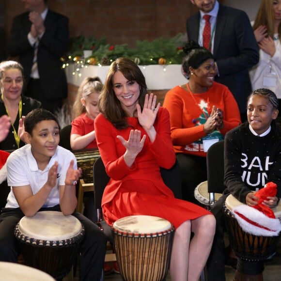 Kate Middleton, duchesse de Cambridge, vêtue d'une robe Alexander McQueen, a participé le 15 décembre 2015 à la fête de Noël de l'école du Anna Freud Centre, un établissement du nord de Londres qui prend en charge les enfants présentant des troubles du comportement et soutient leurs familles. Elle a notamment pris part à un atelier collage et un cours de percussions !