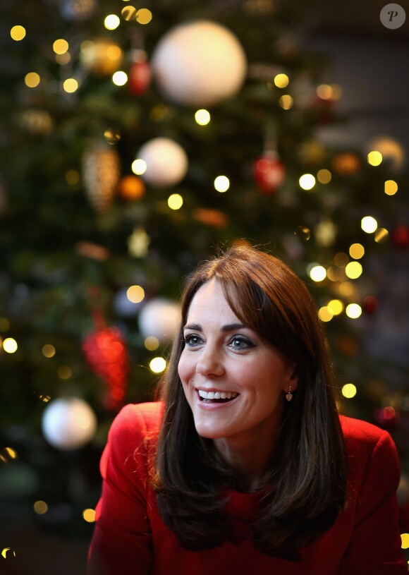 Kate Middleton, duchesse de Cambridge, vêtue d'une robe Alexander McQueen, a participé le 15 décembre 2015 à la fête de Noël de l'école du Anna Freud Centre, un établissement du nord de Londres qui prend en charge les enfants présentant des troubles du comportement et soutient leurs familles. Elle a notamment pris part à un atelier collage et un cours de percussions !