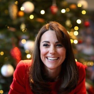 Kate Middleton, duchesse de Cambridge, vêtue d'une robe Alexander McQueen, a participé le 15 décembre 2015 à la fête de Noël de l'école du Anna Freud Centre, un établissement du nord de Londres qui prend en charge les enfants présentant des troubles du comportement et soutient leurs familles. Elle a notamment pris part à un atelier collage et un cours de percussions !