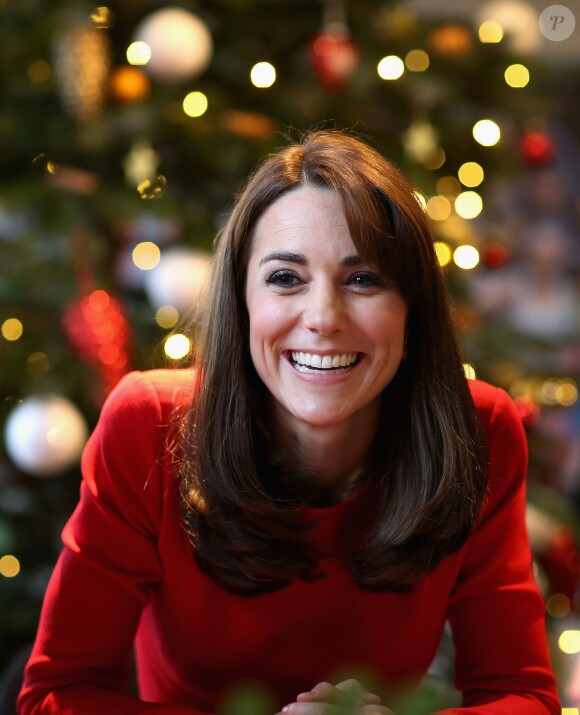 Kate Middleton, duchesse de Cambridge, vêtue d'une robe Alexander McQueen, a participé le 15 décembre 2015 à la fête de Noël de l'école du Anna Freud Centre, un établissement du nord de Londres qui prend en charge les enfants présentant des troubles du comportement et soutient leurs familles. Elle a notamment pris part à un atelier collage et un cours de percussions !