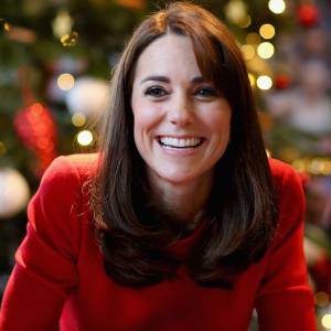 Kate Middleton, duchesse de Cambridge, vêtue d'une robe Alexander McQueen, a participé le 15 décembre 2015 à la fête de Noël de l'école du Anna Freud Centre, un établissement du nord de Londres qui prend en charge les enfants présentant des troubles du comportement et soutient leurs familles. Elle a notamment pris part à un atelier collage et un cours de percussions !