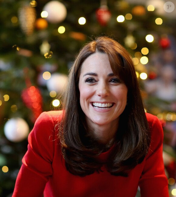 Kate Middleton, duchesse de Cambridge, vêtue d'une robe Alexander McQueen, a participé le 15 décembre 2015 à la fête de Noël de l'école du Anna Freud Centre, un établissement du nord de Londres qui prend en charge les enfants présentant des troubles du comportement et soutient leurs familles. Elle a notamment pris part à un atelier collage et un cours de percussions !