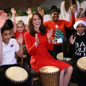 Kate Middleton, duchesse de Cambridge, vêtue d'une robe Alexander McQueen, a participé le 15 décembre 2015 à la fête de Noël de l'école du Anna Freud Centre, un établissement du nord de Londres qui prend en charge les enfants présentant des troubles du comportement et soutient leurs familles. Elle a notamment pris part à un atelier collage et un cours de percussions !