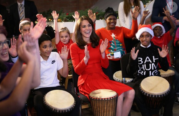 Kate Middleton, duchesse de Cambridge, vêtue d'une robe Alexander McQueen, a participé le 15 décembre 2015 à la fête de Noël de l'école du Anna Freud Centre, un établissement du nord de Londres qui prend en charge les enfants présentant des troubles du comportement et soutient leurs familles. Elle a notamment pris part à un atelier collage et un cours de percussions !