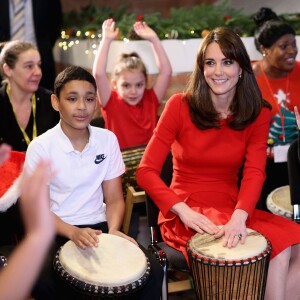 Kate Middleton, duchesse de Cambridge, vêtue d'une robe Alexander McQueen, a participé le 15 décembre 2015 à la fête de Noël de l'école du Anna Freud Centre, un établissement du nord de Londres qui prend en charge les enfants présentant des troubles du comportement et soutient leurs familles. Elle a notamment pris part à un atelier collage et un cours de percussions !