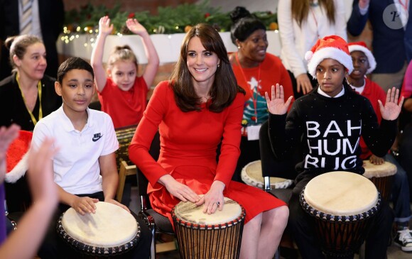 Kate Middleton, duchesse de Cambridge, vêtue d'une robe Alexander McQueen, a participé le 15 décembre 2015 à la fête de Noël de l'école du Anna Freud Centre, un établissement du nord de Londres qui prend en charge les enfants présentant des troubles du comportement et soutient leurs familles. Elle a notamment pris part à un atelier collage et un cours de percussions !