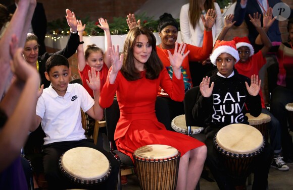 Kate Middleton, duchesse de Cambridge, vêtue d'une robe Alexander McQueen, a participé le 15 décembre 2015 à la fête de Noël de l'école du Anna Freud Centre, un établissement du nord de Londres qui prend en charge les enfants présentant des troubles du comportement et soutient leurs familles. Elle a notamment pris part à un atelier collage et un cours de percussions !