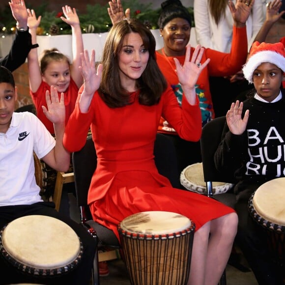 Kate Middleton, duchesse de Cambridge, vêtue d'une robe Alexander McQueen, a participé le 15 décembre 2015 à la fête de Noël de l'école du Anna Freud Centre, un établissement du nord de Londres qui prend en charge les enfants présentant des troubles du comportement et soutient leurs familles. Elle a notamment pris part à un atelier collage et un cours de percussions !