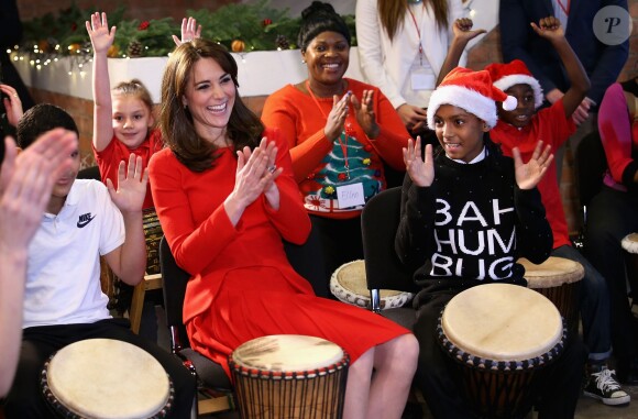 Kate Middleton, duchesse de Cambridge, vêtue d'une robe Alexander McQueen, a participé le 15 décembre 2015 à la fête de Noël de l'école du Anna Freud Centre, un établissement du nord de Londres qui prend en charge les enfants présentant des troubles du comportement et soutient leurs familles. Elle a notamment pris part à un atelier collage et un cours de percussions !