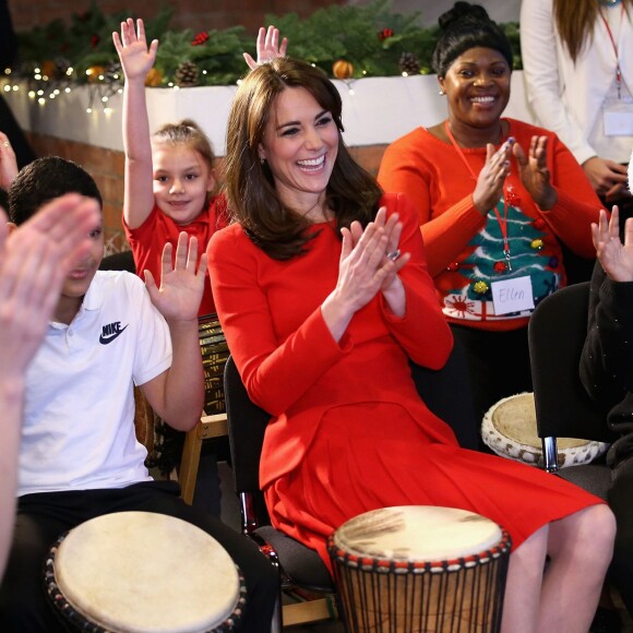 Kate Middleton, duchesse de Cambridge, vêtue d'une robe Alexander McQueen, a participé le 15 décembre 2015 à la fête de Noël de l'école du Anna Freud Centre, un établissement du nord de Londres qui prend en charge les enfants présentant des troubles du comportement et soutient leurs familles. Elle a notamment pris part à un atelier collage et un cours de percussions !