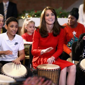 Kate Middleton, duchesse de Cambridge, vêtue d'une robe Alexander McQueen, a participé le 15 décembre 2015 à la fête de Noël de l'école du Anna Freud Centre, un établissement du nord de Londres qui prend en charge les enfants présentant des troubles du comportement et soutient leurs familles. Elle a notamment pris part à un atelier collage et un cours de percussions !