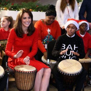 Kate Middleton, duchesse de Cambridge, vêtue d'une robe Alexander McQueen, a participé le 15 décembre 2015 à la fête de Noël de l'école du Anna Freud Centre, un établissement du nord de Londres qui prend en charge les enfants présentant des troubles du comportement et soutient leurs familles. Elle a notamment pris part à un atelier collage et un cours de percussions !