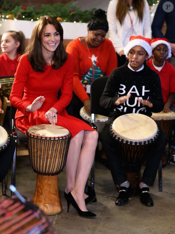 Kate Middleton, duchesse de Cambridge, vêtue d'une robe Alexander McQueen, a participé le 15 décembre 2015 à la fête de Noël de l'école du Anna Freud Centre, un établissement du nord de Londres qui prend en charge les enfants présentant des troubles du comportement et soutient leurs familles. Elle a notamment pris part à un atelier collage et un cours de percussions !
