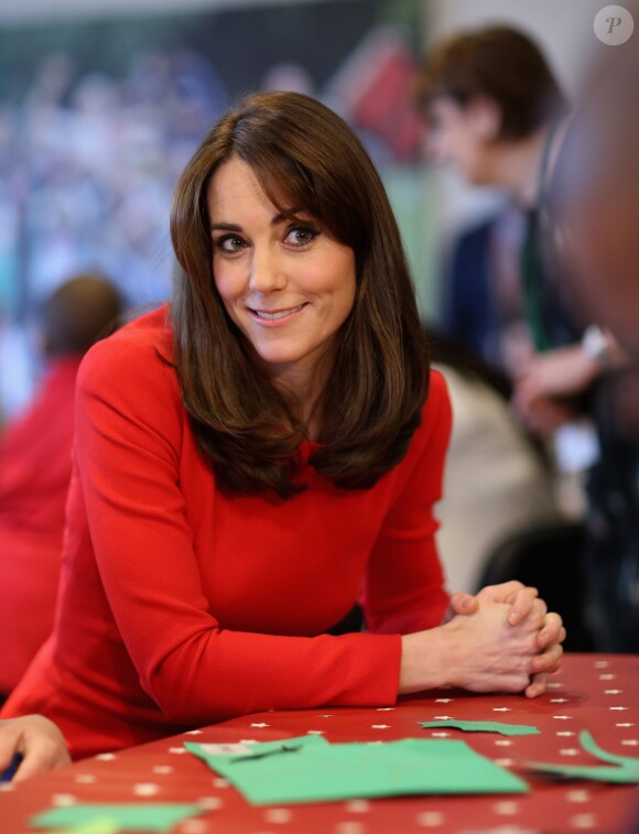 Kate Middleton, duchesse de Cambridge, vêtue d'une robe Alexander McQueen, a participé le 15 décembre 2015 à la fête de Noël de l'école du Anna Freud Centre, un établissement du nord de Londres qui prend en charge les enfants présentant des troubles du comportement et soutient leurs familles. Elle a notamment pris part à un atelier collage et un cours de percussions !