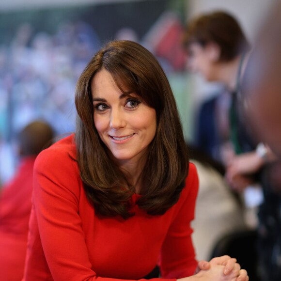 Kate Middleton, duchesse de Cambridge, vêtue d'une robe Alexander McQueen, a participé le 15 décembre 2015 à la fête de Noël de l'école du Anna Freud Centre, un établissement du nord de Londres qui prend en charge les enfants présentant des troubles du comportement et soutient leurs familles. Elle a notamment pris part à un atelier collage et un cours de percussions !