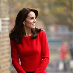 Kate Middleton, duchesse de Cambridge, vêtue d'une robe Alexander McQueen, a participé le 15 décembre 2015 à la fête de Noël de l'école du Anna Freud Centre, un établissement du nord de Londres qui prend en charge les enfants présentant des troubles du comportement et soutient leurs familles. Elle a notamment pris part à un atelier collage et un cours de percussions !