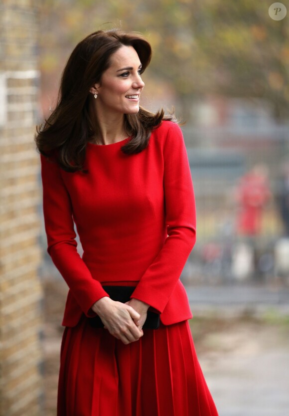 Kate Middleton, duchesse de Cambridge, vêtue d'une robe Alexander McQueen, a participé le 15 décembre 2015 à la fête de Noël de l'école du Anna Freud Centre, un établissement du nord de Londres qui prend en charge les enfants présentant des troubles du comportement et soutient leurs familles. Elle a notamment pris part à un atelier collage et un cours de percussions !